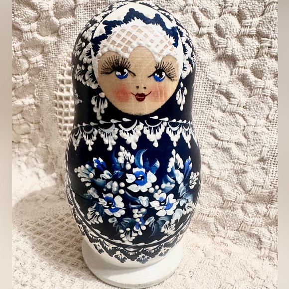Matryoshka  Russian Nesting Wooden Doll 5 Piece🤚🏽Painted🔵⚪️Signed 6.5 in - Picture 7 of 15